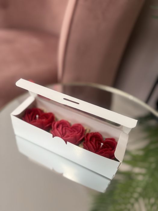 Букети и подаръци свещ под форма на цветя и мечета