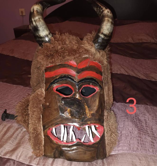 Кукерски маски с рога