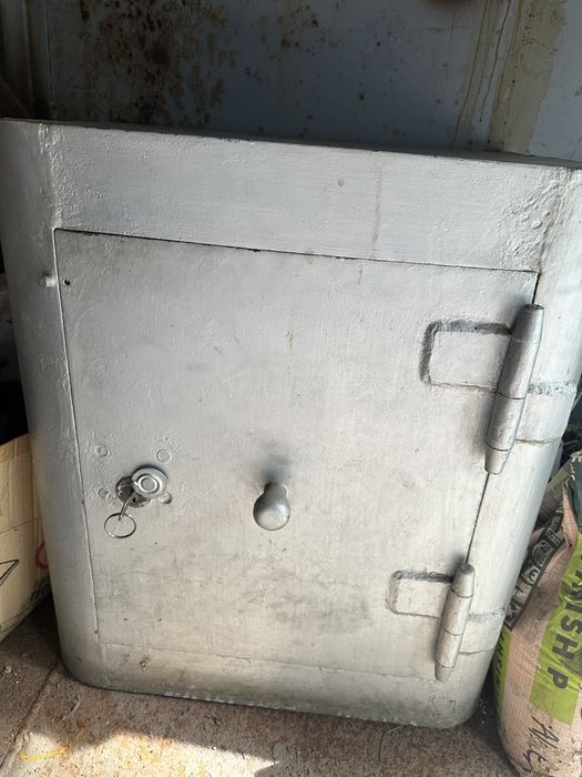 Продается сейф б/у