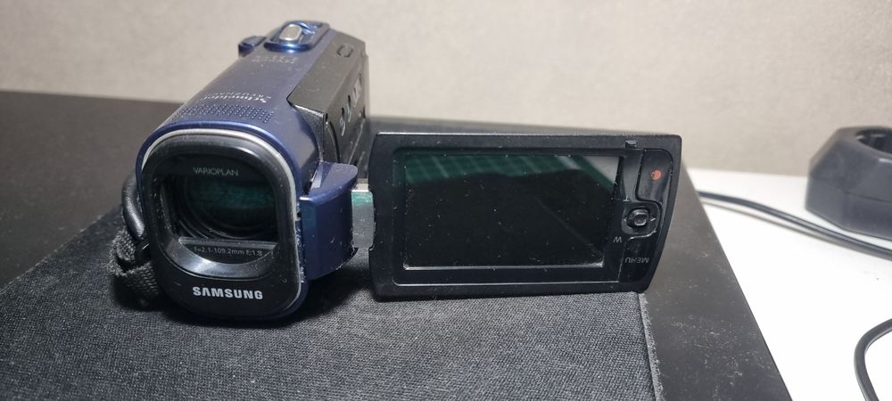 Продам цифровую видеокамеру Саммсунг