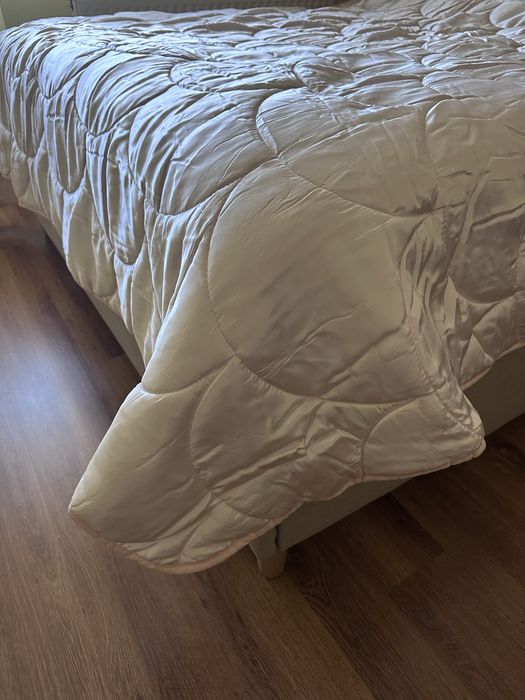 Cuvertura pat alb perlat