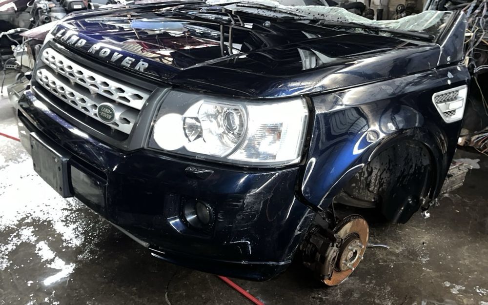 Передняя часть Land Rover Freelander.