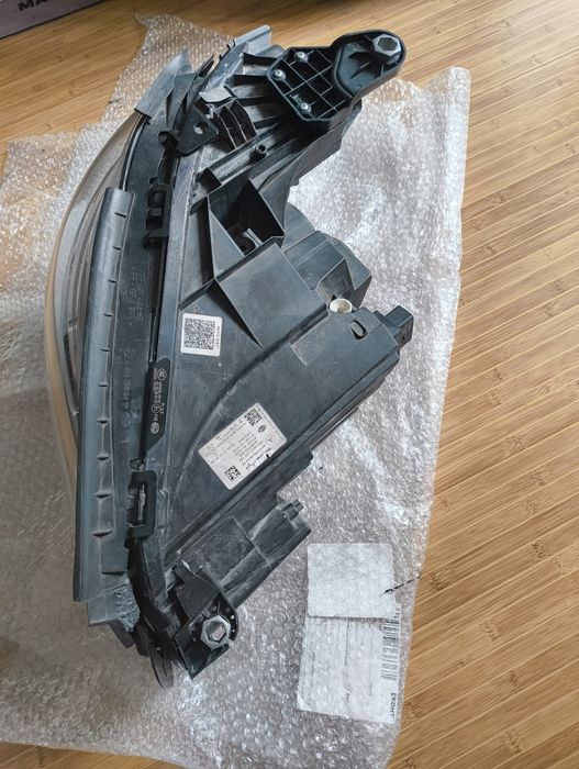 Продавам десен фар за mercedes w213