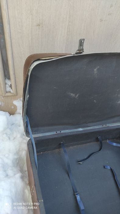 Два  чемодана и два кошелька.