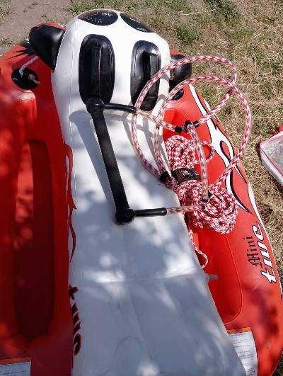 Моторна лодка с колесник и надуваем атракцион