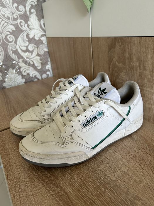 Белые кроссовки Adidas