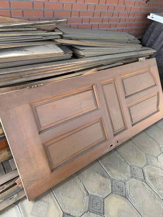 Продам б/у 5 двери, ламинаты и доски самовывоз