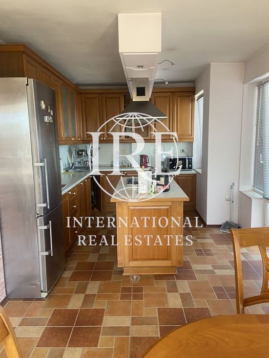 Продава се Четиристаен апартамент в Варна, Бриз - 194 кв.м за 2155 €/кв.м - Снимка #1