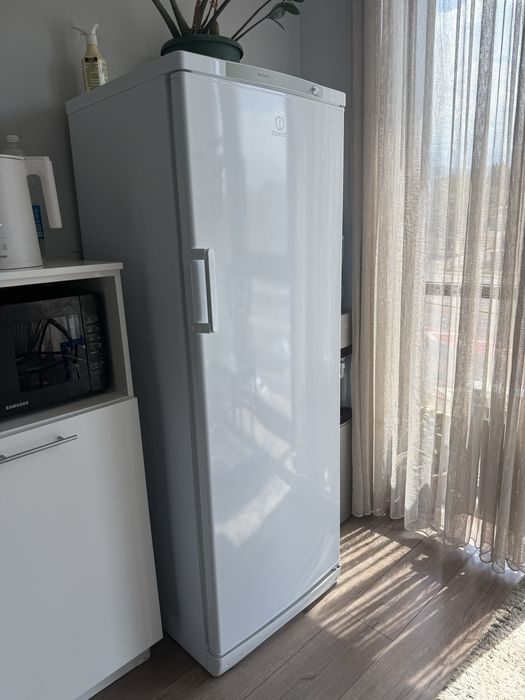 Продам вертикальный морозильник, рабочий