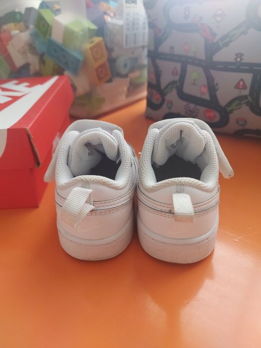 Pantofi sport NIKE albi din piele naturala mărime 23.5