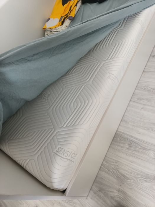 Pat de o persoană nefolosit cu tot cu saltea.