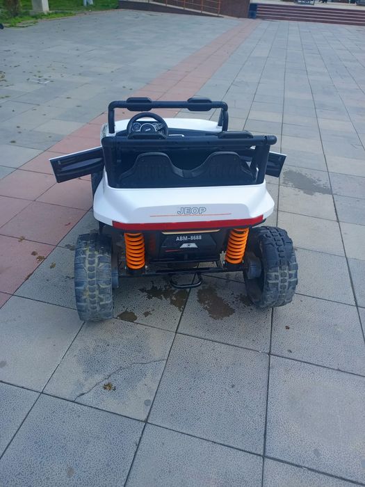 Jeop moshincha sotiladi rangi oq