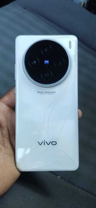 Vivo X100s белого цвета