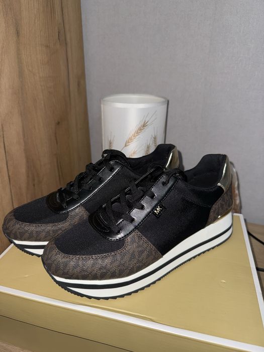 Продаю Michael Kors кроссовки в оригинале