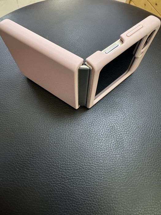 Samsung Galaxy Z Flip5 с памет 256GB и цвят Cream (светлобежов/ванилия)
