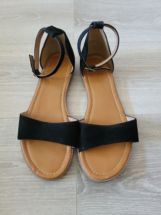 Sandale cu toc de vanzare