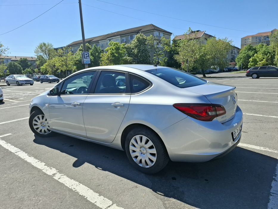 Opel astra sedan 2017