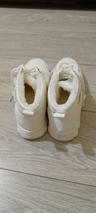 Pantofi sport cu blaniță.