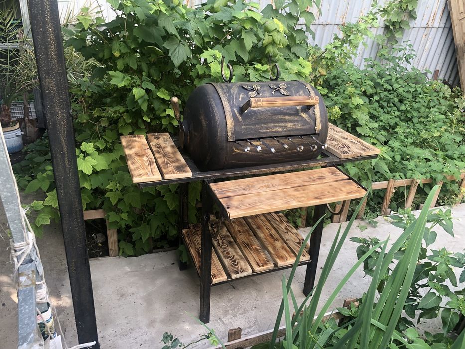 Продам мангал со столиком и барбекю.