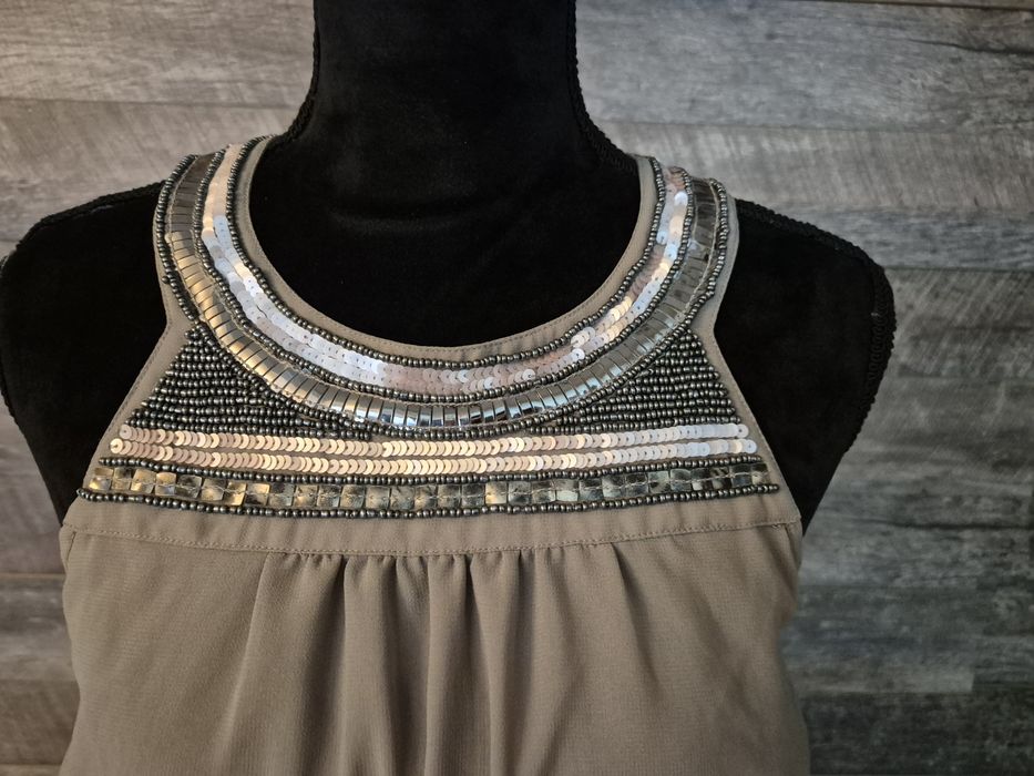 Rochie K Woman bej/kaki cu decolteu bijuterie, brodat cu mărgele și paiete – mărime 42