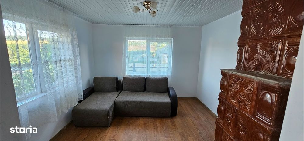Casă locuibilă + 26 ari teren la șosea/Zonă excelentă,curte și grădină