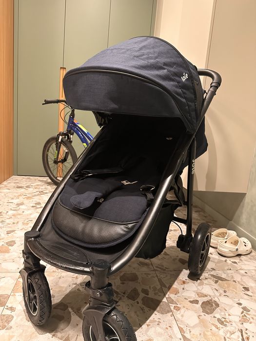 Коляска темной синий цвет Joie