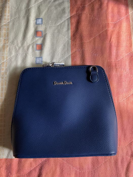 Дамска кожена чанта с презрамки.