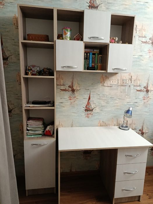 Уголок школьника, письменный стол.