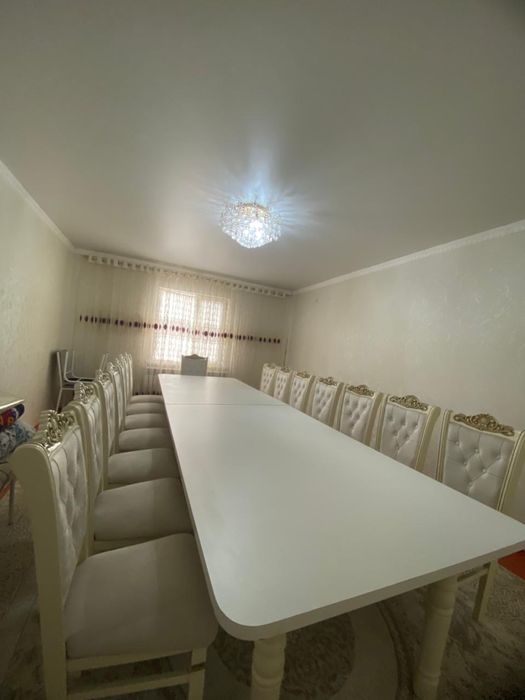 Стол стулья зала