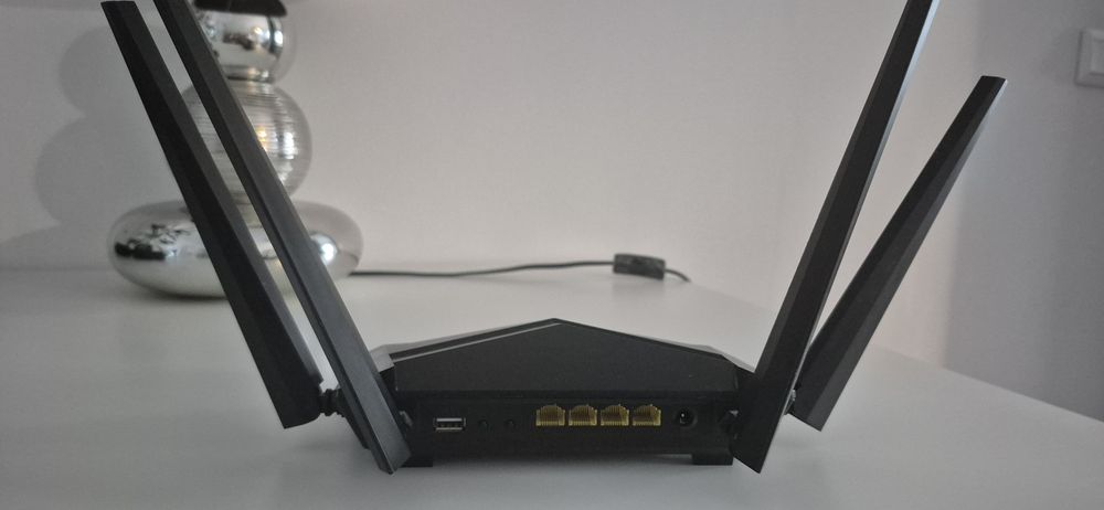 Router Wi-Fi Tenda Gigabit, 4 Antene Externe, Port USB – Stare Excelentă