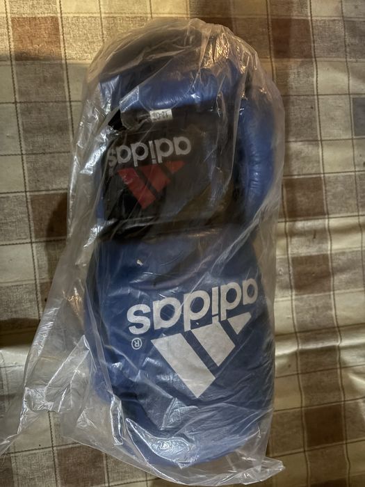 Боксёрские перчатки Adidas