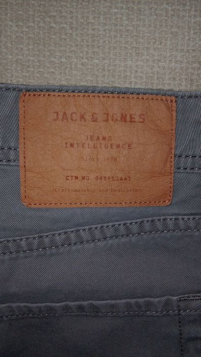 Pantaloni scurți Jack & Jones gri închis / antracit – Mărimea M
Descriere