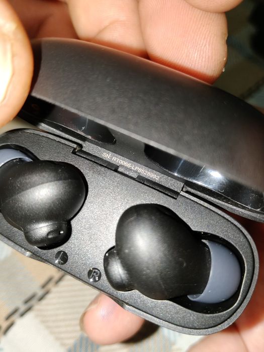 Продам новые наушники JBL