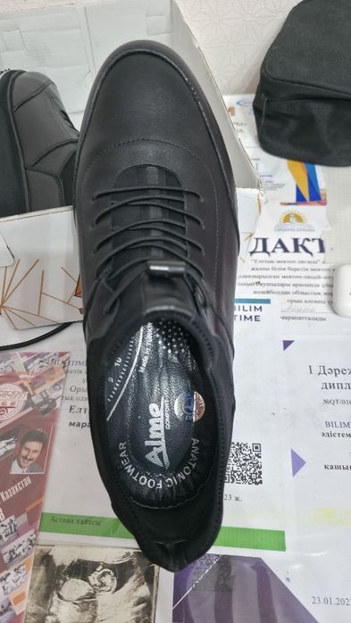 Продам кроссовки