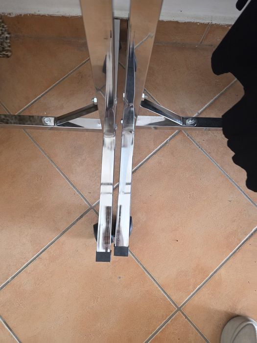 3 bucati stender dublu înălțime reglabila.  2 luni au fost folosite în stare perfecta fara urma de uzura.