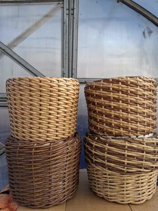 Кашпо из ротанга.