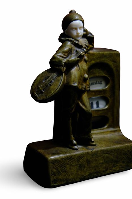 Sculptura din bronz patinat, calendar ajustabil, semnata, Peter