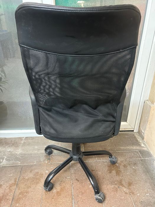 Черен офис стол с колелца