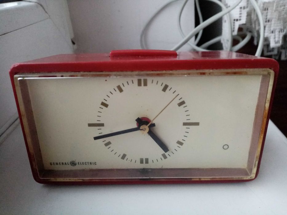 Ceas electric de birou, la priza, perfect funcțional.