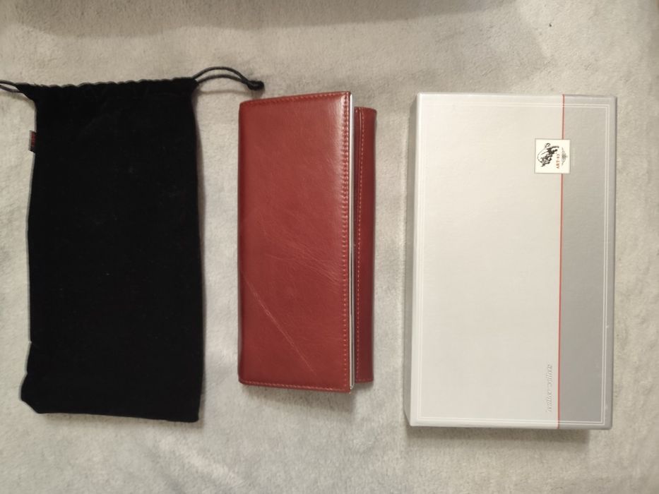 Продавам дамски кожен портфейл