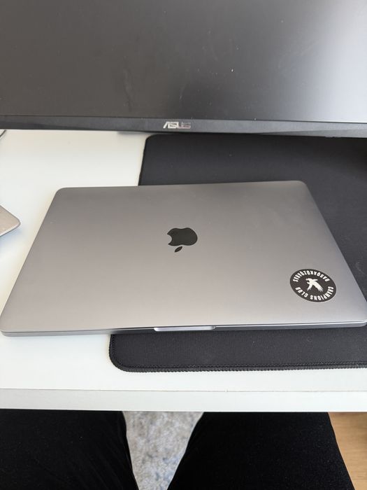 Макбук про 2020 на м1 256гб