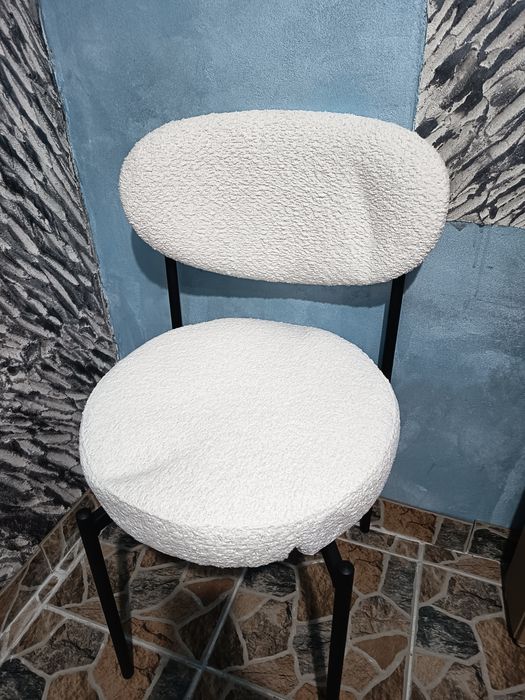 Vând scaune cu schelete de fier