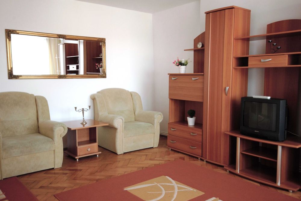 Inchiriez apartament 3 camere la pret de 2