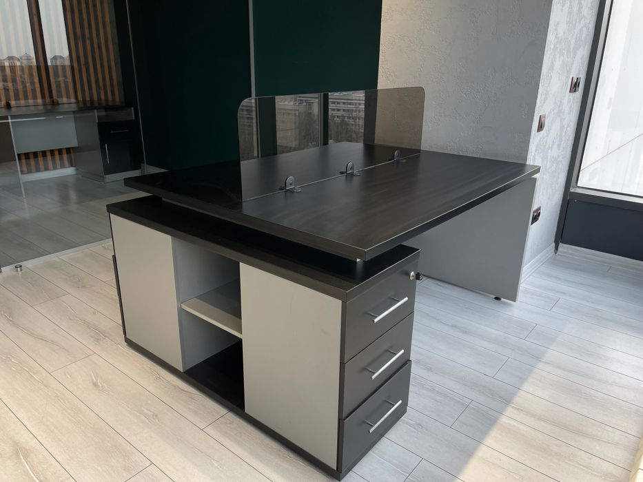 Офисная мебель (письменные столы)