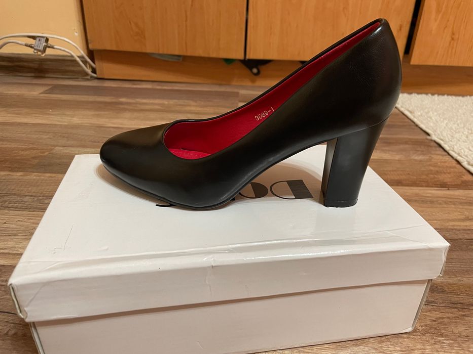 Нови обувки с ток