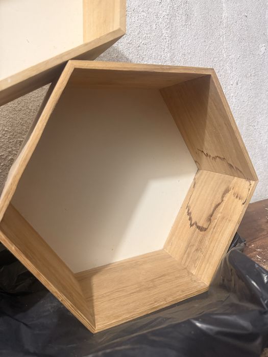 Стенни етажерки тип “медена пита” 3бр.