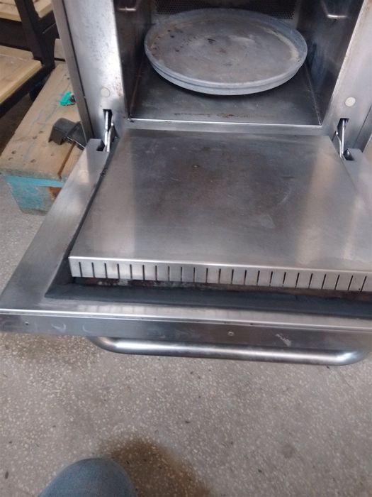 Продава се професионална фурна Merrychef Eikon e3