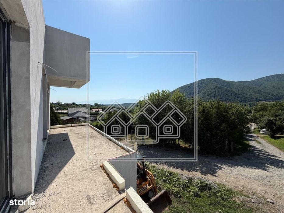 Casă de vânzare în Cisnădioara – rooftop cu piscină infinity, panoramă