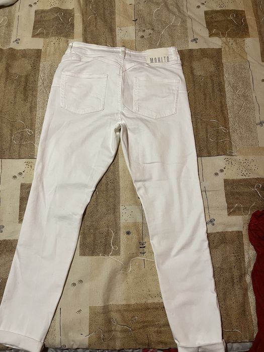 Чисто нови бели дънки