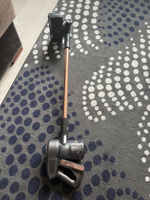 Вертикальный пылесос  delonghi xlm